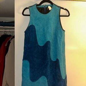 Retro mod suede colorblock mini—bold blues, vintage.